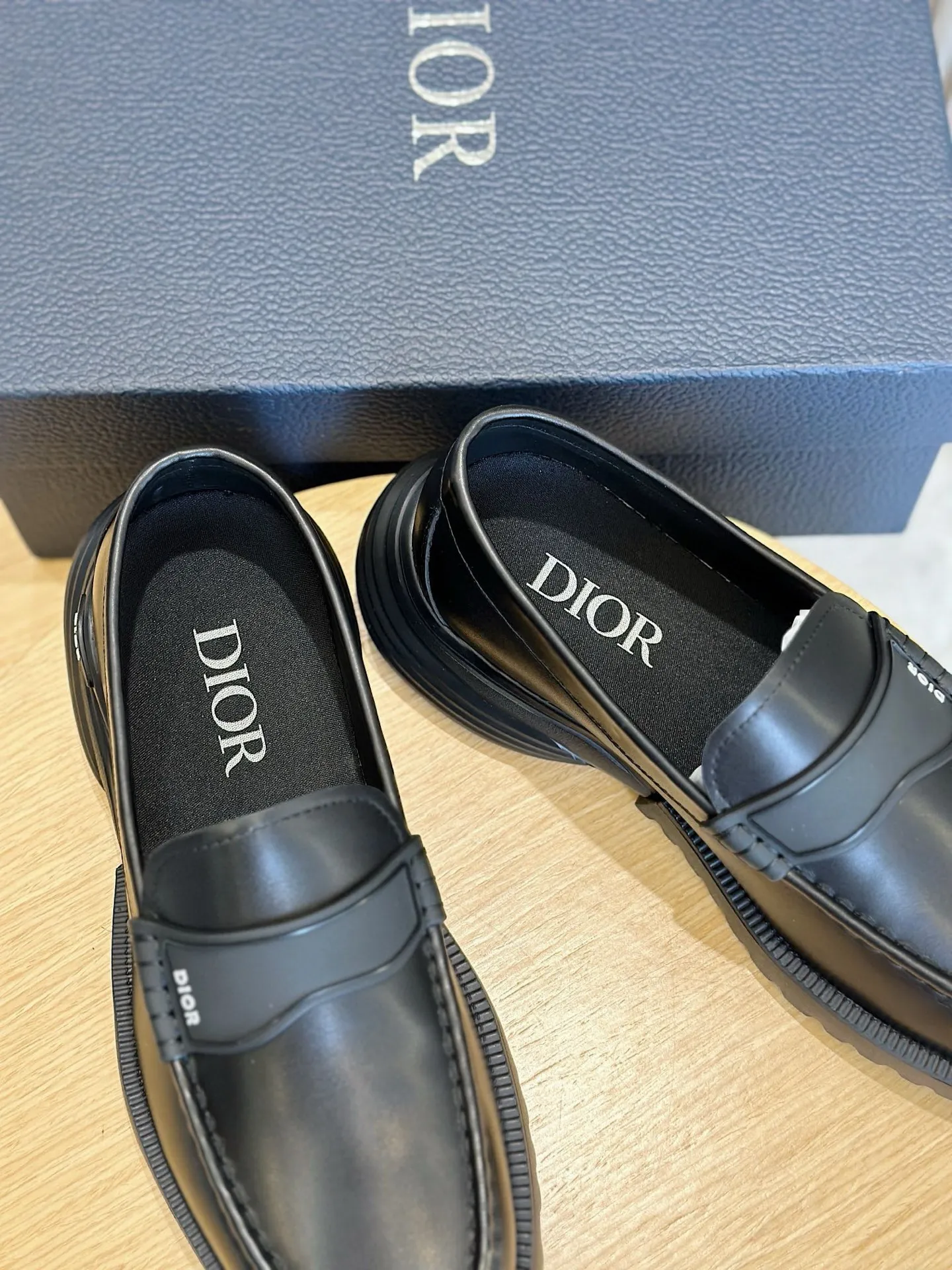 Factory price: 540💰◾️▫️Dior Combat Derby shoes are a new product in the 2024 spring men's wear series, presenting a mixed style that combines fashion design with sports elements. Crafted from black buffed calfskin leather with beige and black Oblique print panels on the sides and tongue. Designed with laces and technical zipper closure, the lightweight mixed-style sole highlights the charm of high-end customization. The Dior signature on the side enhances the style and will add a trendy touch to any look this season. Size: 39-44 (customized at 38.45)